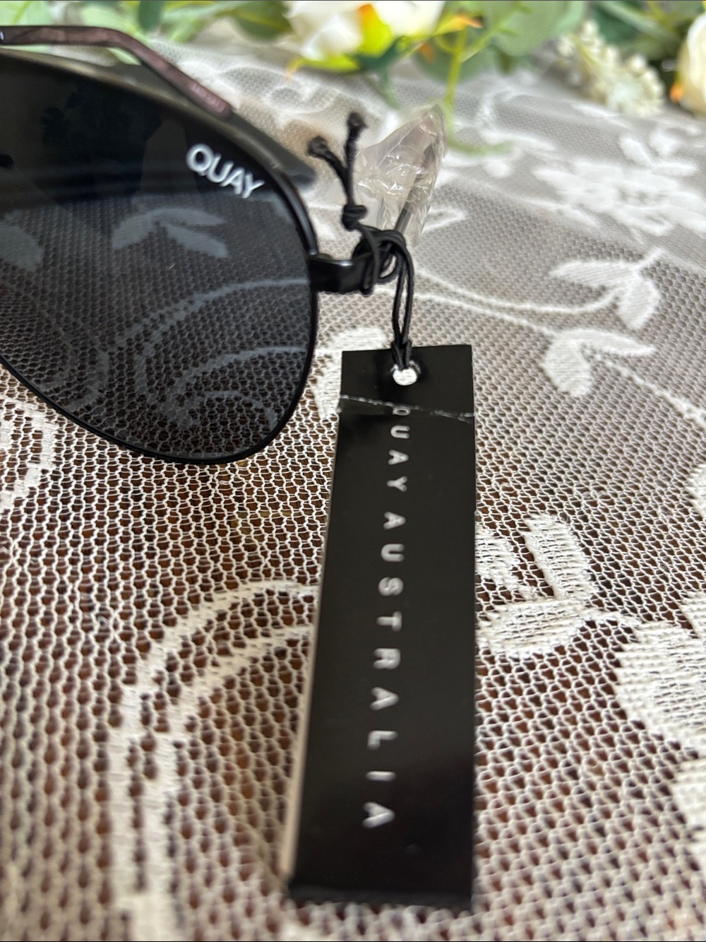 NEW Quay Australia Vivienne Black Metal Aviator Sunglasses for Women with case. - Picture 4 of 7